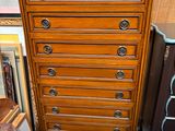 une grande commode en bois à côté d'une armoire