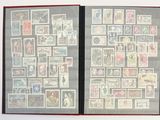 beaucoup de timbres sur les pages d'un livre