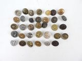 plusieurs types de boutons différents sur une surface blanche