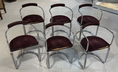 six chaises sont disposées en cercle sur un sol carrelé