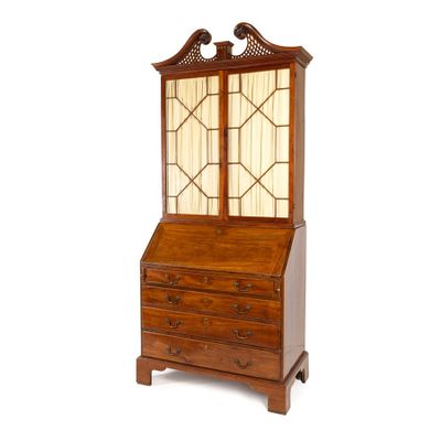 une image d'une armoire en bois avec une porte en verre