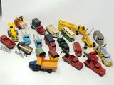un grand nombre de petites voitures et de camions sur une surface blanche