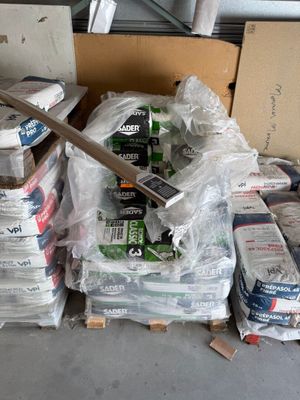 une pile de cartons et une paire de ciseaux par terre