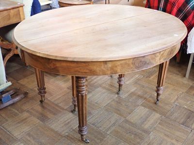 Table ovale à bandeaux en noyer à allonges centrales reposan…