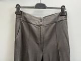 un gros plan sur un pantalon suspendu à un cintre