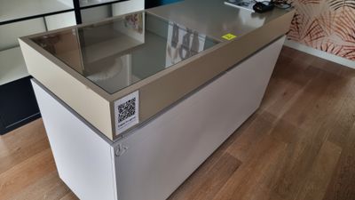 Comptoir d'accueil en stratifié marron et blanc adapté aux p…