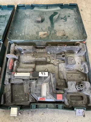 deux outils dans une mallette posée par terre