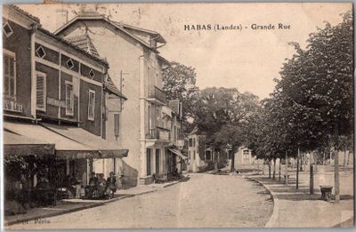 une vieille photo d'une rue au cœur d'une ville