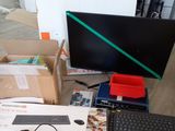 un bureau sur lequel se trouvent un clavier, une souris, un écran et d'autres objets