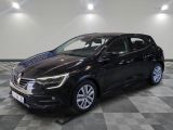 une voiture noire est garée sur le sol en damier d'un garage
