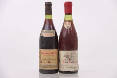deux bouteilles de vin posées l'une à côté de l'autre sur une surface blanche