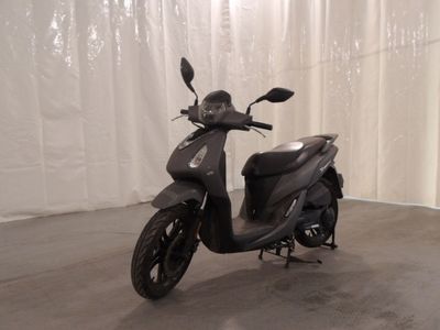 un scooter garé dans une pièce avec un rideau blanc