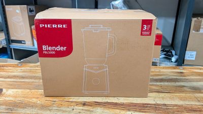 une boîte contenant un mixeur posée sur une table en bois