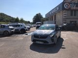 une voiture garée devant un immeuble, sur un parking