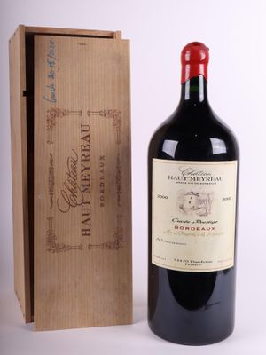 une bouteille de vin posée à côté d'une caisse en bois