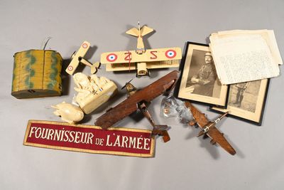 un grand nombre d'objets posés sur une table