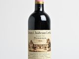 la bouteille de vin est posée sur une table en bois