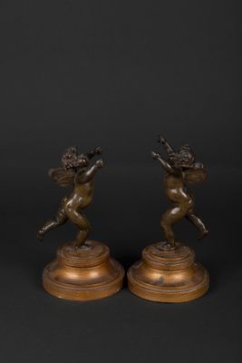 Paire de statues en bronze figurant des amours courant. Ils …