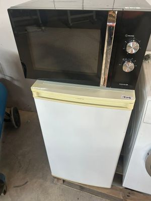 deux micro-ondes et une machine à laver dans une pièce