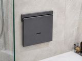une salle de bains équipée d'une porte de douche en verre et d'un distributeur de savon