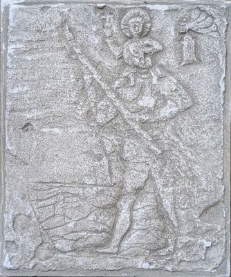 une image représentant un relief d'un homme tenant un oiseau dans la main