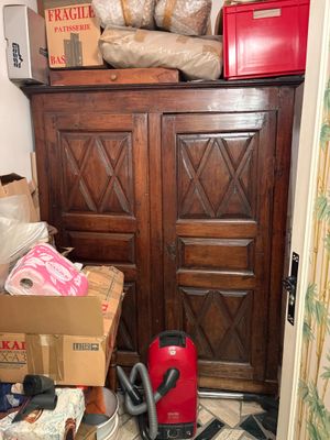 une pièce où il y a des cartons, encore et encore, par terre