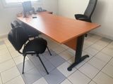 un bureau avec une chaise et un ordinateur dessus