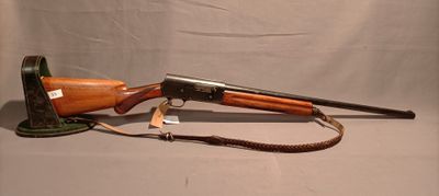 un vieux fusil avec un canon en bois et une fronde sur fond blanc