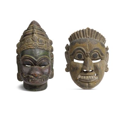 paire de masques en bois sculptés sur fond blanc, avec un fond blanc