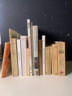 un grand nombre de livres posés sur une table