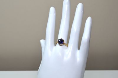 Une bague en argent vermeil, à décor floral émaillé, sertie …