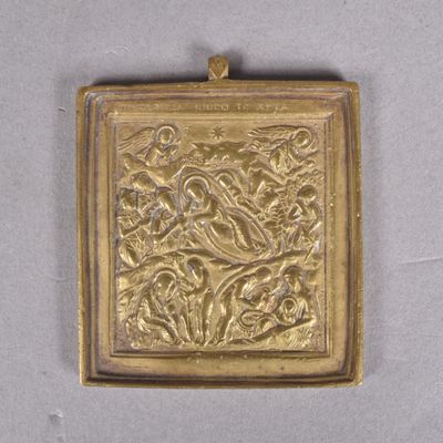 une image représentant un pendentif plaqué or orné d'un oiseau et de fleurs