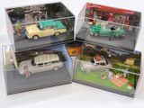 trois petites voitures dans une vitrine posée sur une table