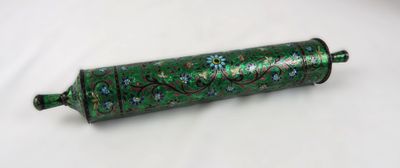 un tube vert orné de fleurs bleues sur un fond blanc