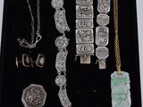 un plateau noir sur lequel sont disposés divers bijoux