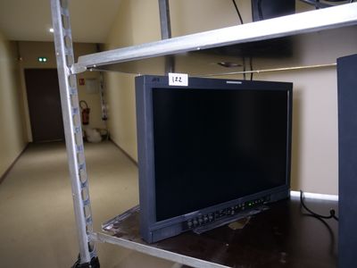une télévision posée sur une étagère dans une pièce
