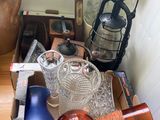 une boîte remplie d'objets en verre posée sur une table en bois