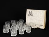 un lot de six verres et une boîte ornée d'un motif représentant un crâne et des os croisés