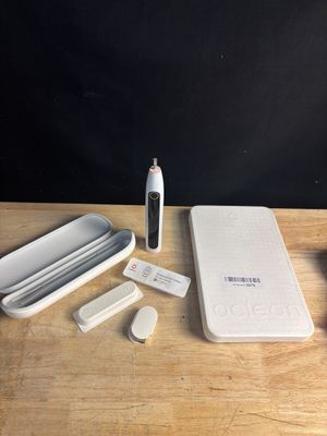 une brosse à dents, du dentifrice et d'autres objets posés sur une table