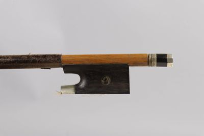 gros plan d'un archet de violon sur fond blanc
