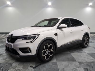 un 4x4 blanc garé dans une pièce au sol en damier