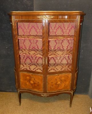 une vieille armoire en bois ornée d'un motif rose et doré