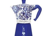 une photo d'une cafetière de cuisinière bleue et blanche