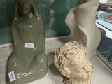deux statues exposées dans une vitrine