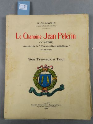 un vieux livre avec l'image d'un blason