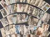 beaucoup de vieilles photos sur la table ensemble