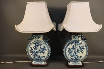 CHINE. Paire de vases de forme gourde en porcelaine à décor …