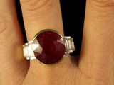 une image montrant un gros plan de la main d'une personne portant une bague