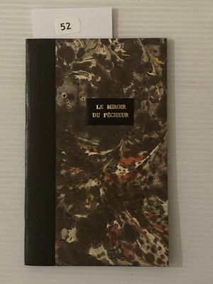 un livre posé sur une table, sur lequel est collé un autocollant
