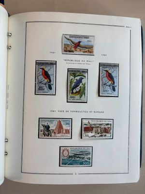 un livre sur lequel figurent des images d'oiseaux et des timbres